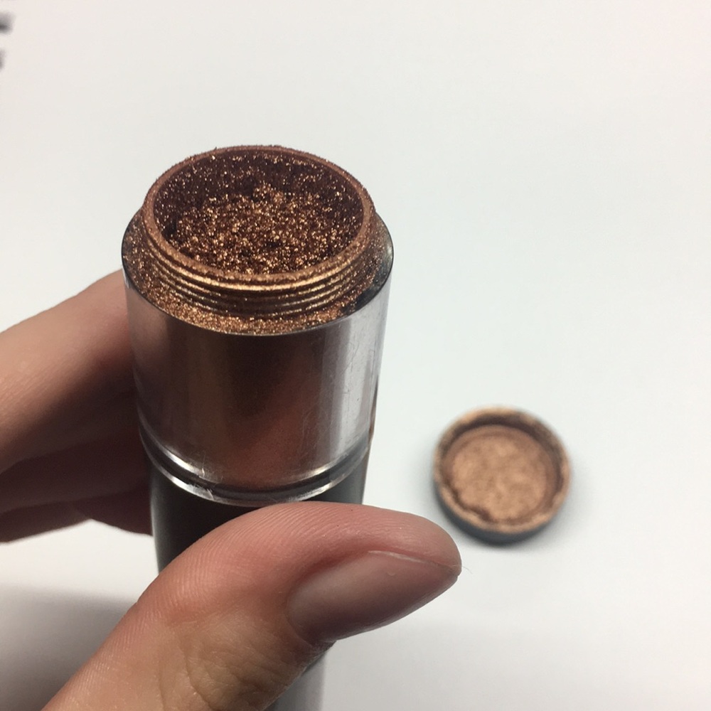 Makeover Essentials Powder Shimmer & Brush